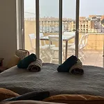 Дом отдыха Front Row Malta - Enjoy Valletta Sunsets From Seafront With 3 Bedrooms Overlooking Grand Harbour *