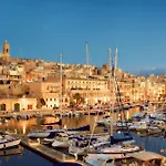 Дом отдыха Front Row Malta - Enjoy Valletta Sunsets From Seafront With 3 Bedrooms Overlooking Grand Harbour Калкара