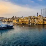 Дом отдыха Front Row Malta - Enjoy Valletta Sunsets From Seafront With 3 Bedrooms Overlooking Grand Harbour Калкара