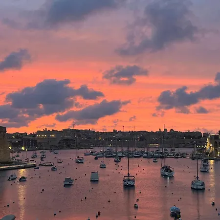 בית נופש Front Row Malta - Enjoy Valletta Sunsets From This Seafront Home With 3 Bedrooms Overlooking Grand Harbour