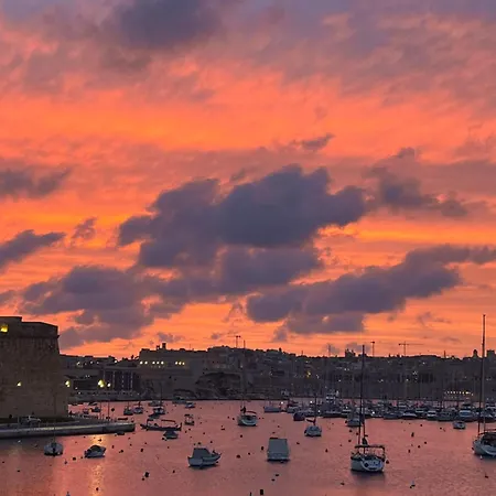 Front Row Malta - Valletta Views, Sunsets & Grand Harbour Living I 3-bedroom House Feriehus Kalkara