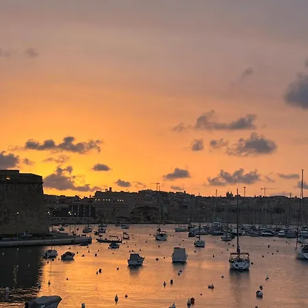 Feriehus Front Row Malta - Valletta Views, Sunsets & Grand Harbour Living I 3-bedroom House Kalkara