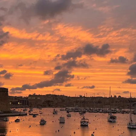 Feriehus Front Row Malta - Valletta Views, Sunsets & Grand Harbour Living I 3-bedroom House Kalkara