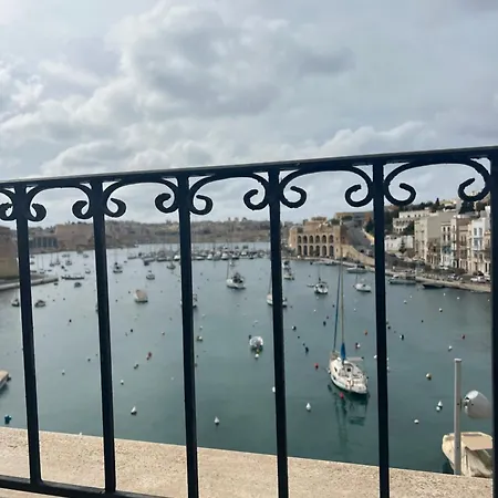 Front Row Malta - Valletta Views, Sunsets & Grand Harbour Living I 3-bedroom House Feriehus *