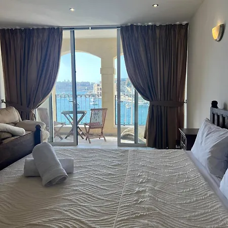 Front Row Malta - Enjoy Valletta Sunsets From This Seafront Home With 3 Bedrooms Overlooking Grand Harbour בית נופש