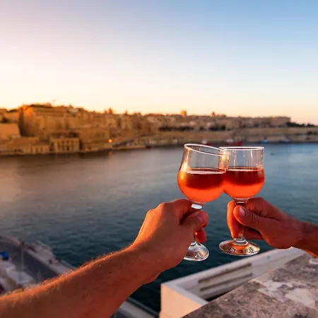 Front Row Malta - Valletta Views, Sunsets & Grand Harbour Living I 3-bedroom House Feriehus