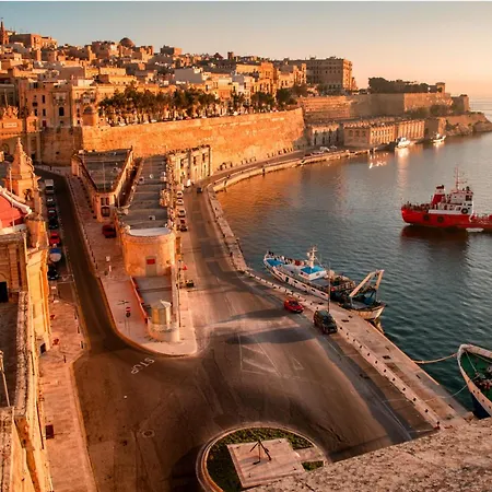 Vakantiehuis Front Row Malta - Enjoy Valletta Sunsets From Seafront With 3 Bedrooms Overlooking Grand Harbour Kalkara