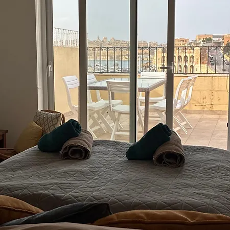 Feriehus Front Row Malta - Valletta Views, Sunsets & Grand Harbour Living I 3-bedroom House *