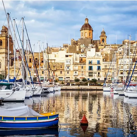 Front Row Malta - Valletta Views, Sunsets & Grand Harbour Living I 3-bedroom House Feriehus
