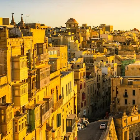 Front Row Malta - Valletta Views, Sunsets & Grand Harbour Living I 3-bedroom House Feriehus