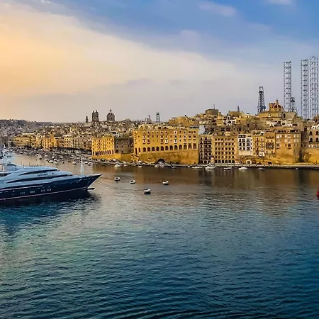Feriehus Front Row Malta - Valletta Views, Sunsets & Grand Harbour Living I 3-bedroom House Kalkara