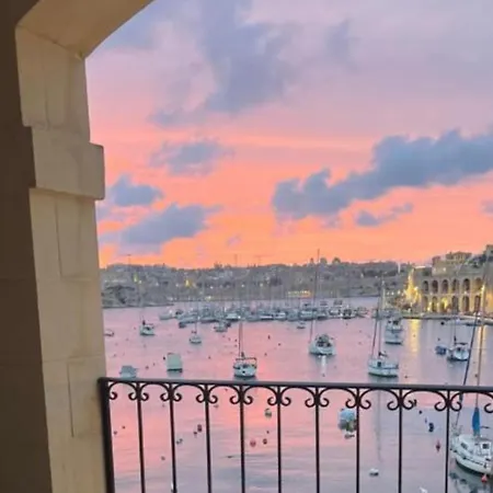 Dom wakacyjny Front Row Malta - Enjoy Valletta Sunsets From Seafront With 3 Bedrooms Overlooking Grand Harbour