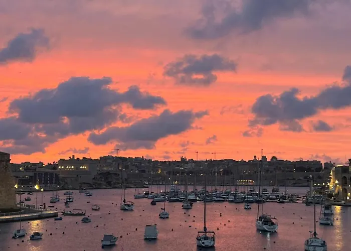 Vakantiehuis Front Row Malta - Enjoy Valletta Sunsets From Seafront With 3 Bedrooms Overlooking Grand Harbour