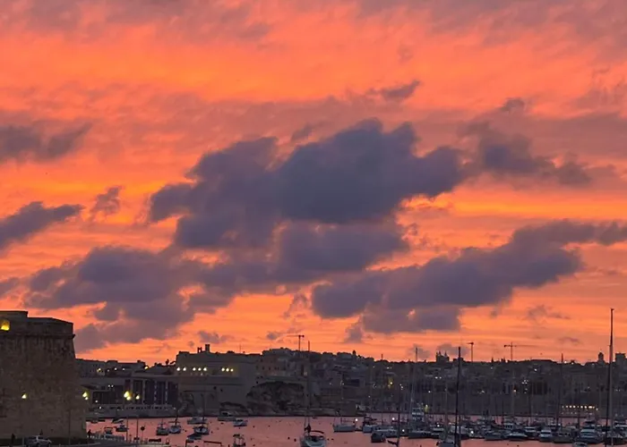 Front Row Malta - Enjoy Valletta Sunsets From Seafront With 3 Bedrooms Overlooking Grand Harbour Holiday home Kalkara