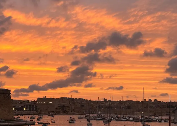 Holiday home Front Row Malta - Enjoy Valletta Sunsets From Seafront With 3 Bedrooms Overlooking Grand Harbour Kalkara